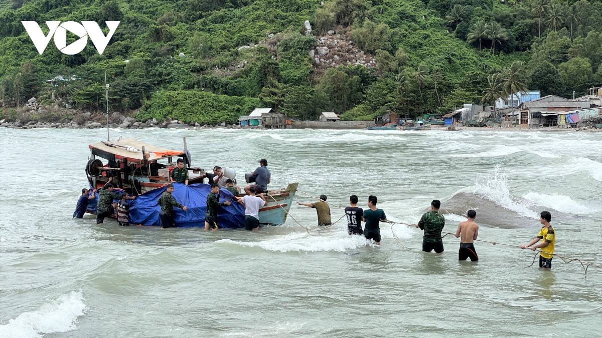 Kéo thành công 2 ghe cá bị chìm trên biển vào bờ